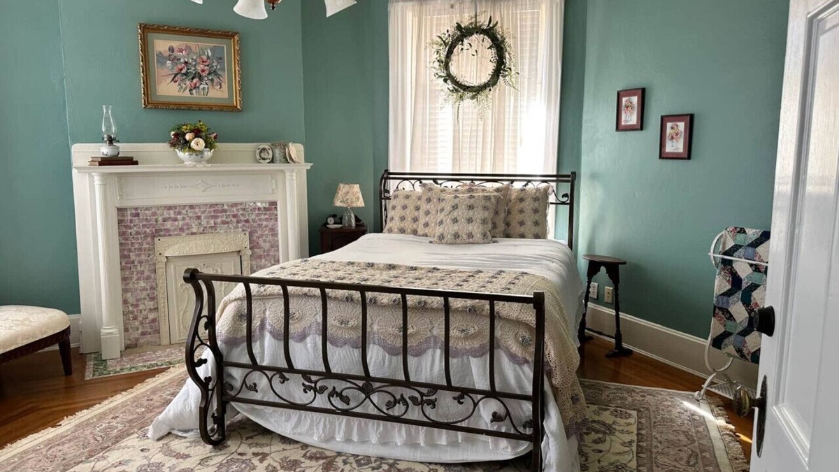 Guthrie Bed & Breakfast | The Redbud Room at The Judges Chambers