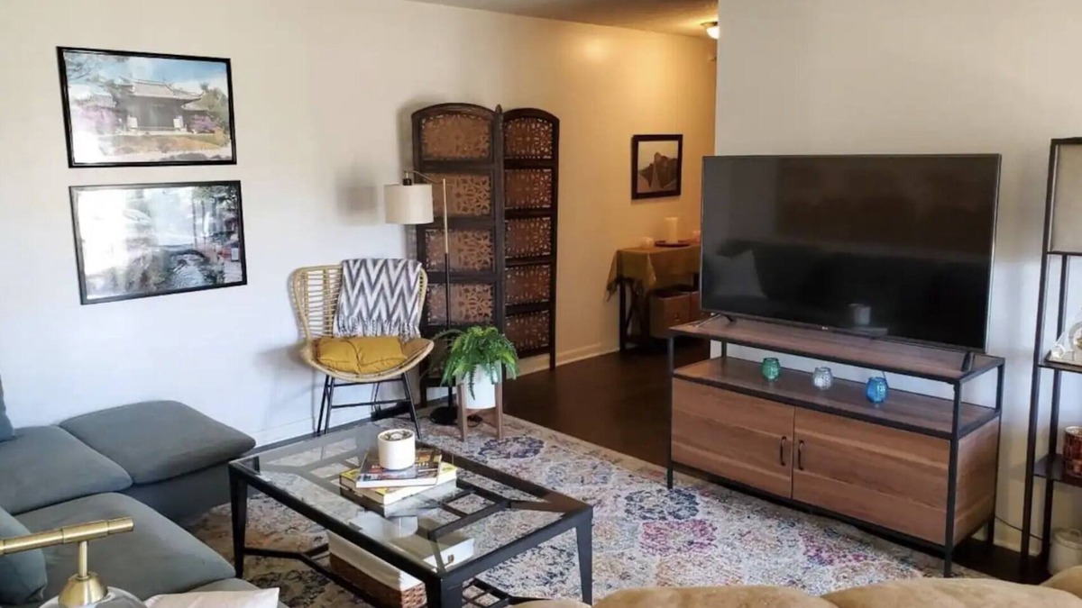 Oxford Apartment | The Redhawk Hideaway: Charming 2BR Condo near Miami Univ in Oxford! Book now!