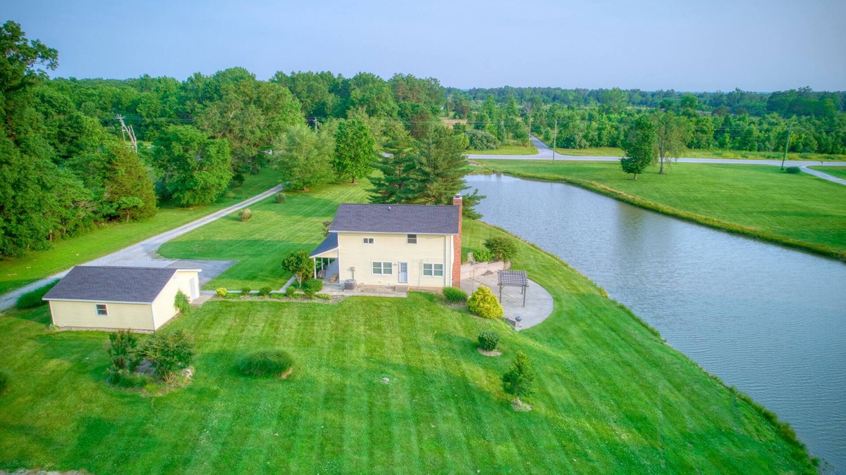 Carterville House | The Refuge - Perfect Location. Beautiful, private, centrally located, sleeps 14