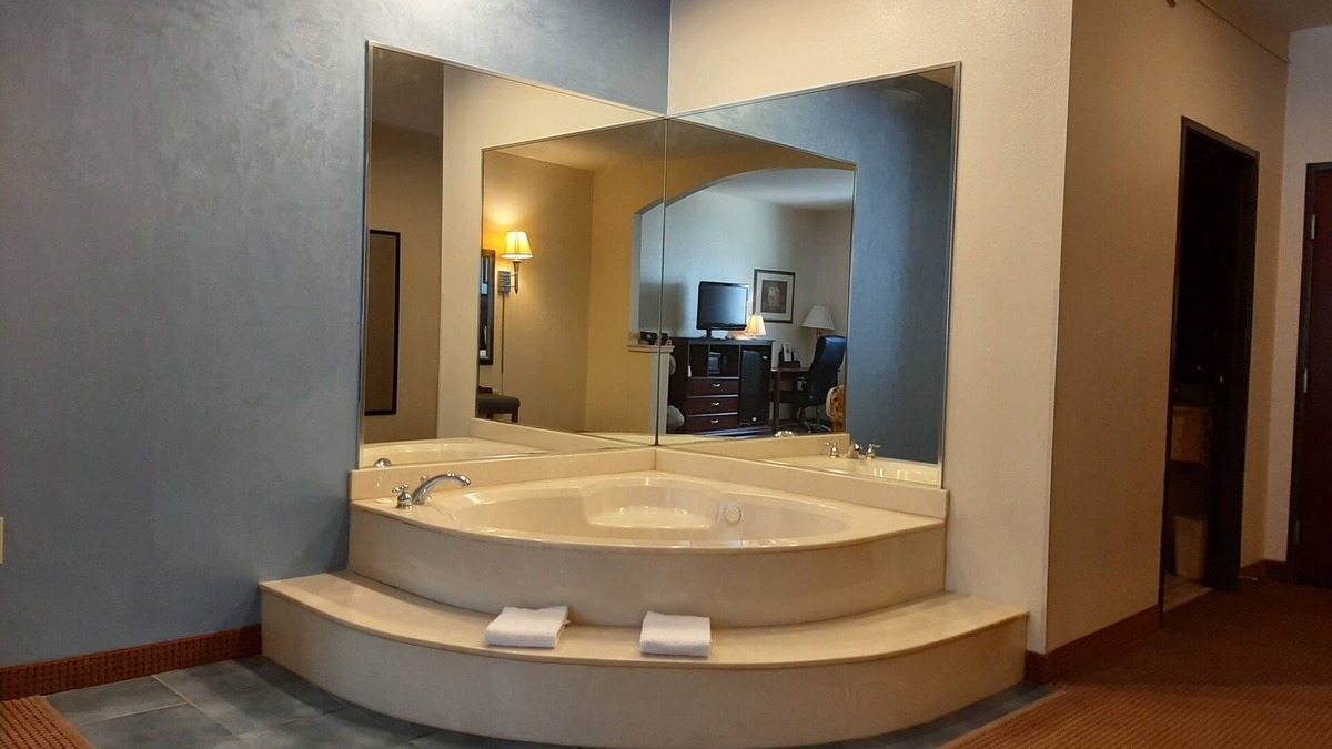 Carthage Hotel | The Regal Hotel