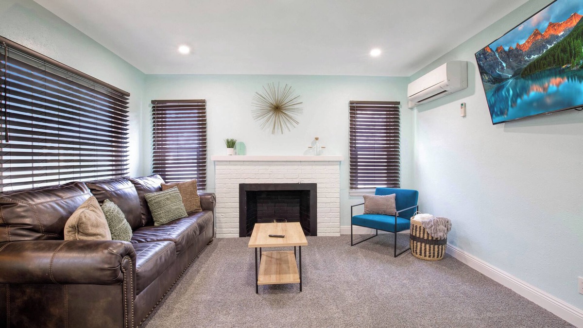 Twin Falls House | The Restful Retreat: King & Queen, large yard & covered deck, pet friendly!