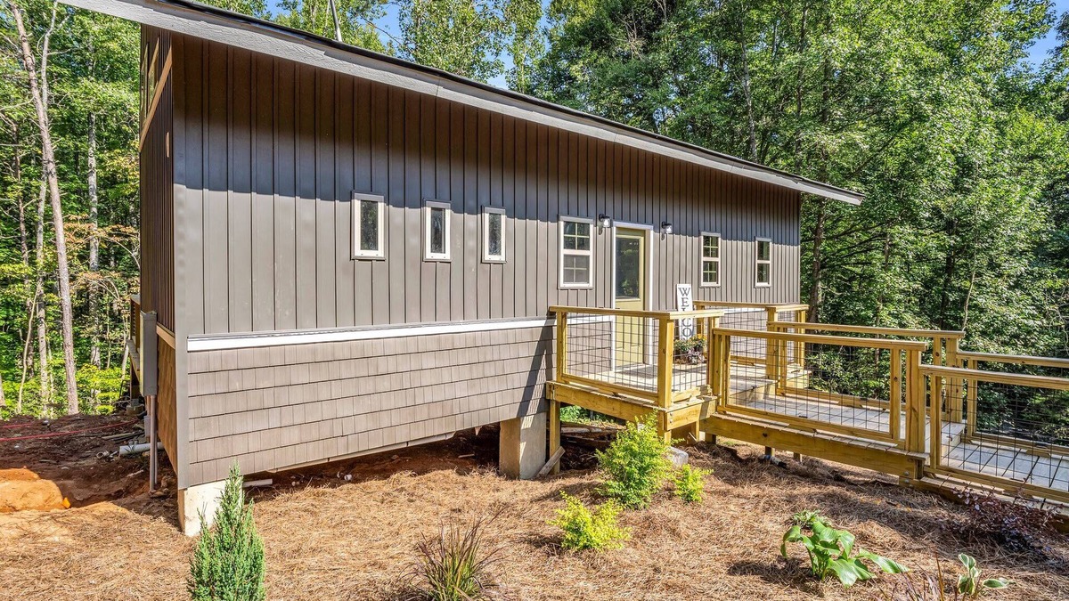 Tryon House | The Retreat @ Alpine South, Massive deck with view