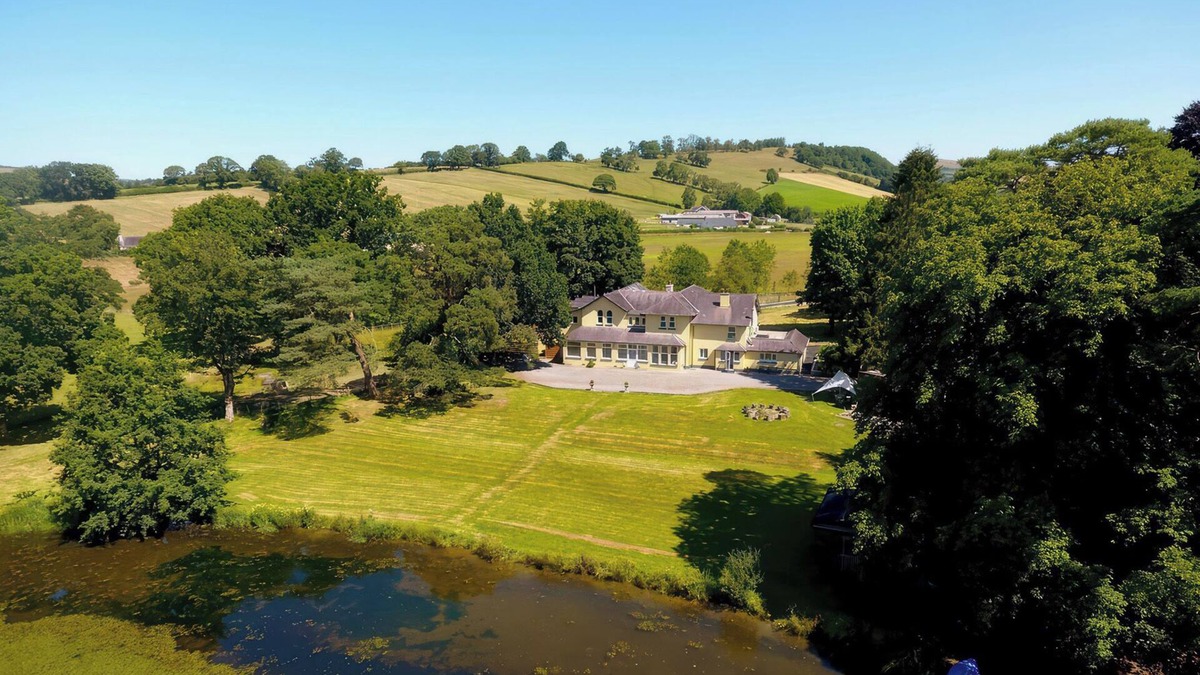 Pumpsaint House | THE RETREAT AT GLANRANNELL PARK HOUSE, family friendly in Llansawel