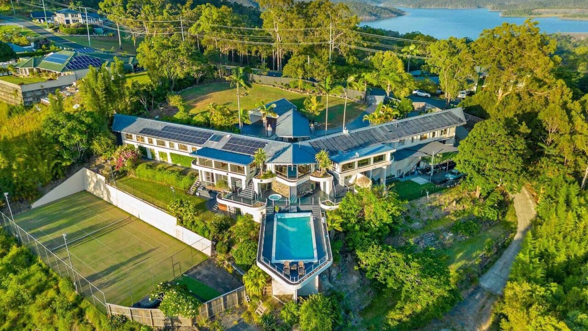 Tallai House | The Retreat Gold Coast + Panoramic Views Sleeps 25