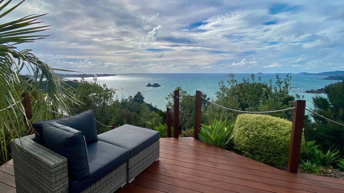 Te Ngaire House | The Retreat: Luxury private hillside beach villa @ Te Ngaere Bay - 2 bedroom