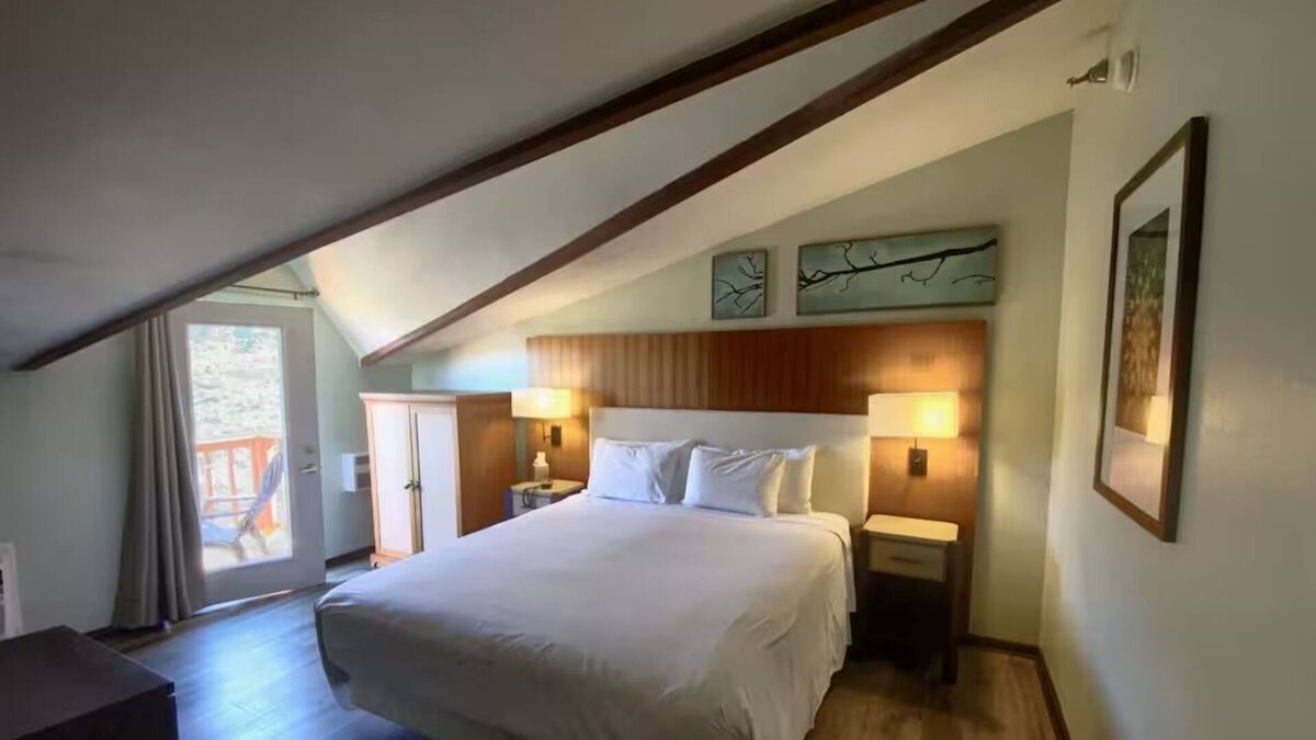 Mount Charleston Hotel | The Retreat on Charleston Peak, King Suite – Free Parking & Outdoor Fun