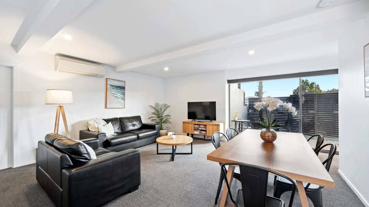 Warrane Apartment | "The Retreat" with car park 10 min to CBD/Airport.