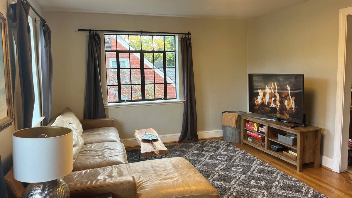Bellevue Apartment | The Richmond Rest.Sunny, open floor plan with parking and pet friendly.