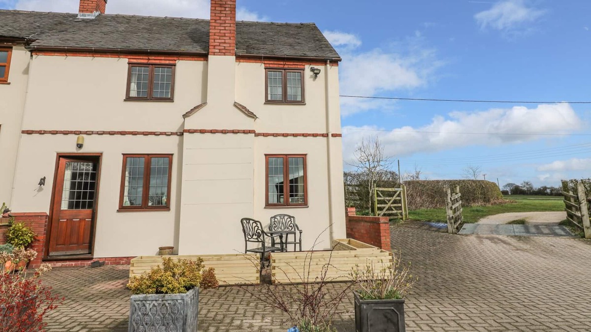 Denstone Cottage | THE RIDDINGS COTTAGE, romantic, character holiday cottage in Rocester