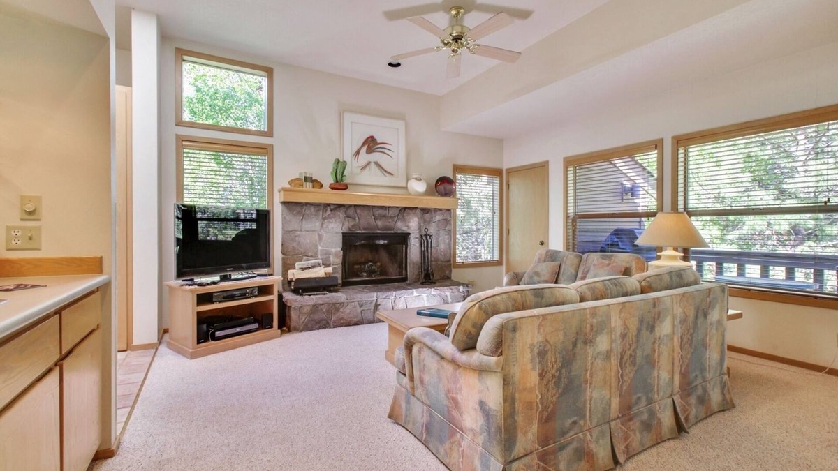 Sunriver Condo | The Ridge at Sunriver - Condo #20 - Access provided to onsite seasonal swimming pool & tennis facilities, year-round hot tub plus 4 bikes