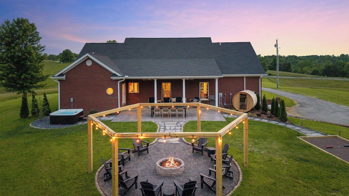 Chaplin Bed & Breakfast | The Ridgemont Reserve-Lux Retreat-100"TV-Pool Table-Hot Tub-Sauna-Games