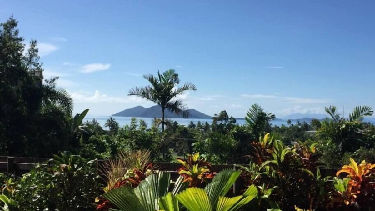 Mission Beach House | The Rise - Dunk Island views and ocean breeze