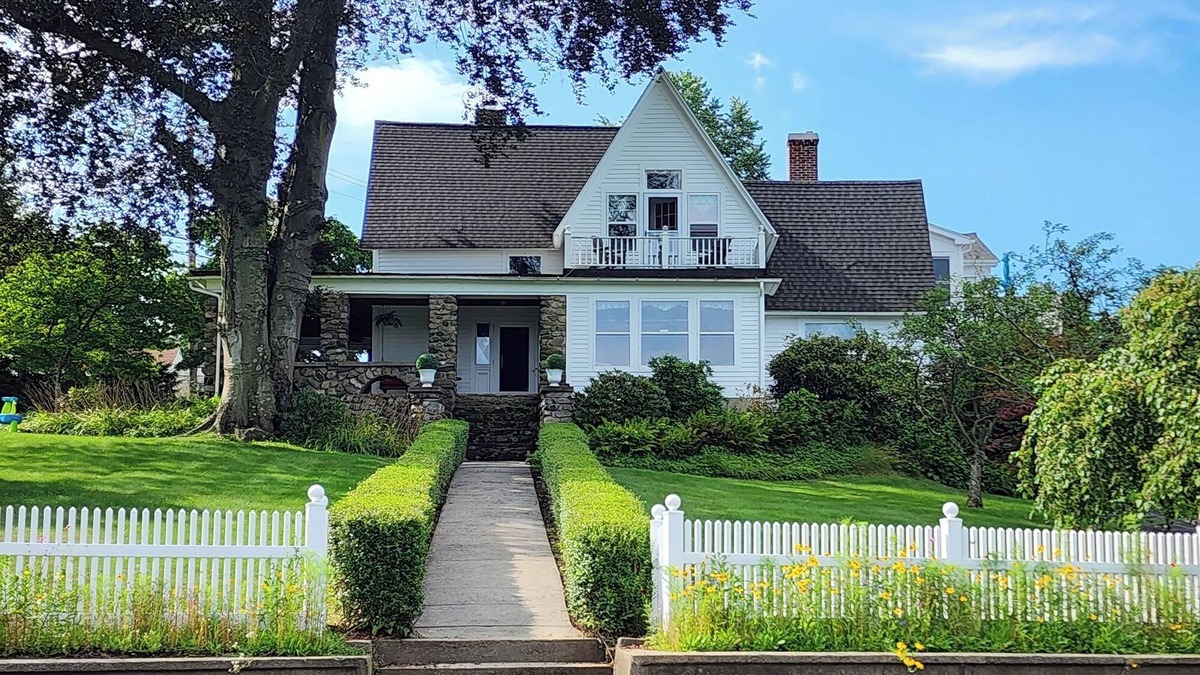 Collinsville House | The River House - Collinsville - A Historic Beauty!