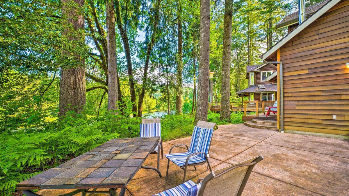 Leaburg House | The River House' w/Deck, on McKenzie River!