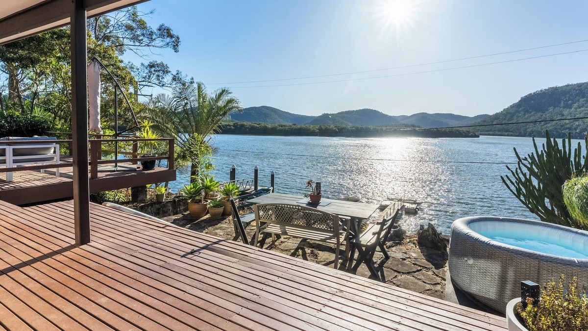 Marlow House | The River Shack - Breathtaking River Views, Waterfront House With hot tub