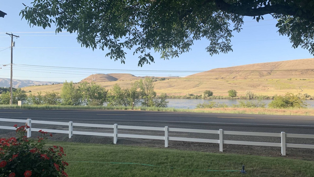 Asotin County Cottage | The River Shanty! Vintage Vibe! Expansive river view. Minutes from Town! Clean!
