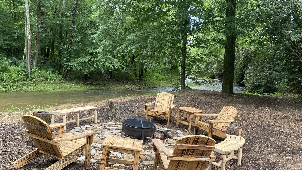 Thurmond House | The River & Vine House on Mitchell River in Yadkin Valley-nNew Home- sleeps 8