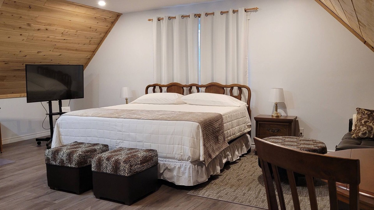 Woodstock Apartment | The Riverside Inn - a welcoming, peaceful retreat on the water.