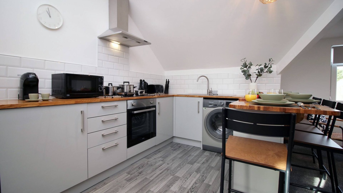 Caerau Apartment | The Roath by Stay South Wales - FREE Parking