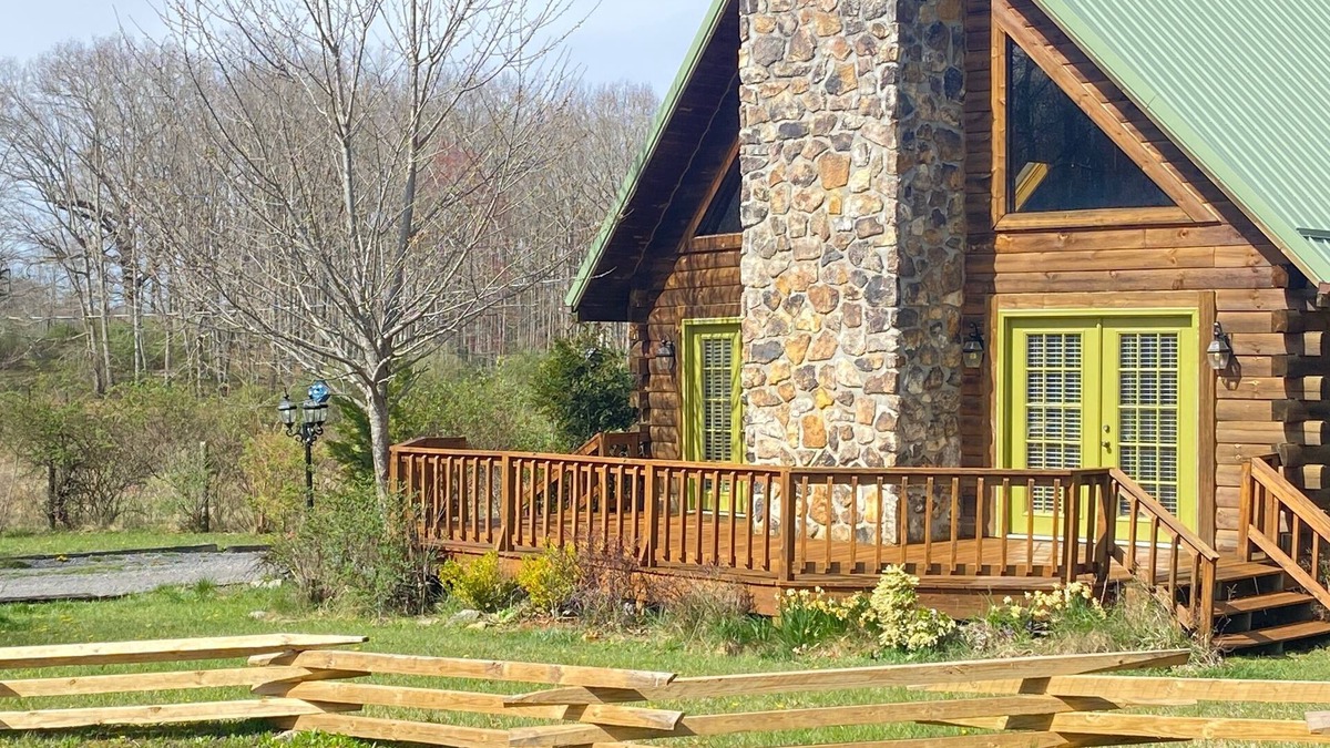 Lerona Cabin | The Robin a sweet cabin at Pipestem Place