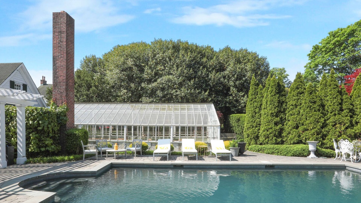 East Patchogue House | The Robinson Estate w/Greenhouse, Inground Pool family & pet-friendly