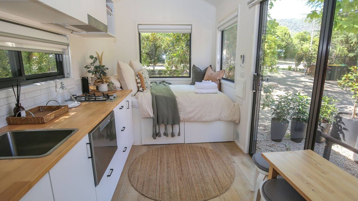Bright Cabin | The Rocks - Maple Tiny Home