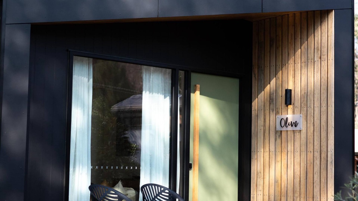 Bright Cabin | The Rocks - Olive Retreat - Nestled along the picturesque banks of the Ovens River, this modern retreat offers a perfect weekend escape for couples.