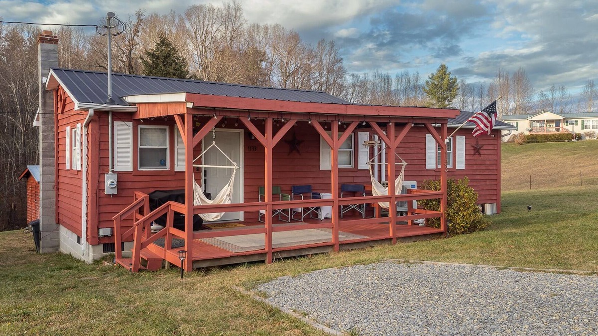 Pipestem Cabin | The Rocky Mount: Cozy cabin atop The New River Gorge