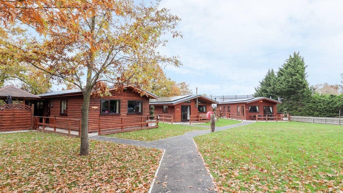 Saint Asaph Cottage | THE ROE, pet friendly, with hot tub in St Asaph