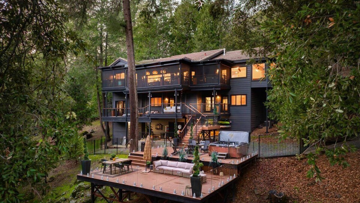 Chicago Park House | The Rollins Cove Retreat - Luxury Lakefront for unforgettable getaways.