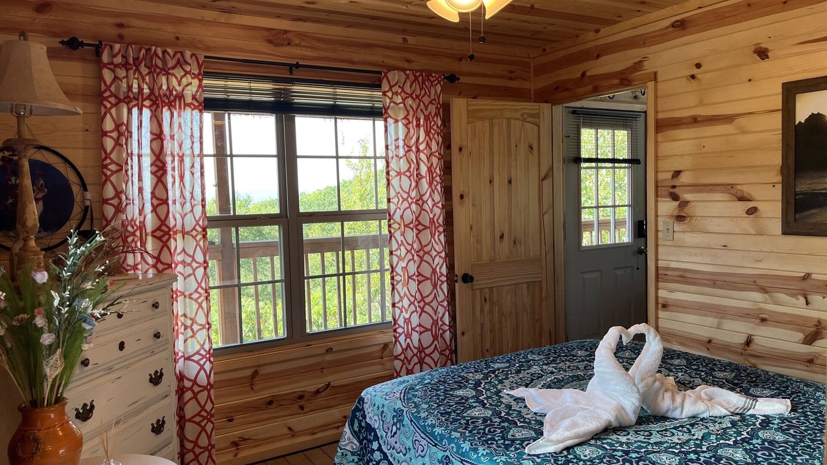 Clayton Cabin | The Romantic LOVE NEST mountain Log Cabin w/Lake view-5 minutes from the beach!