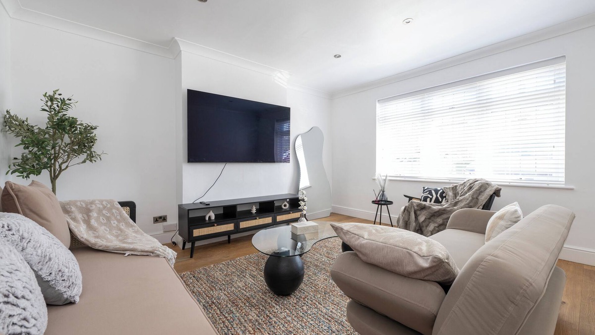 Pettits House | The Romford Oasis - Spacious 4 bedroom escape