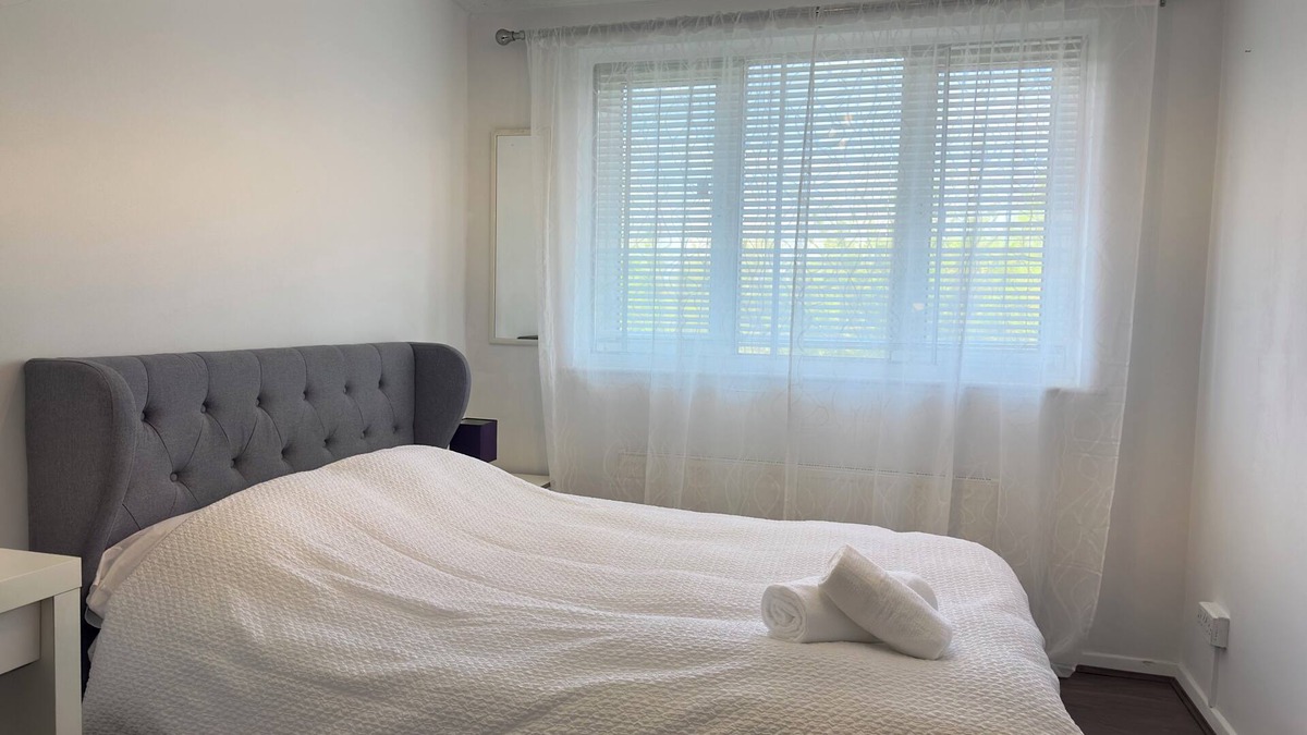 Birmingham City Centre House | The room is furnished with a comfortable bed, desk, and high-speed Wi-Fi
