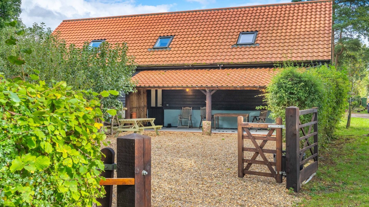 Wendling Apartment | The Roost - Beautiful Apartment, Stunning Rural Views, 2 Bedrooms, Sleeps 5
