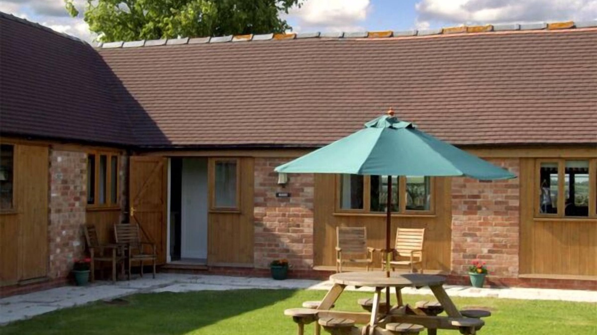Stratford-upon-Avon Cottage | THE ROOST, family friendly, with a garden in Clifford Chambers