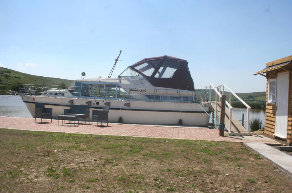 Mawr Boat Rental | The Rose - 37ft Lakeside Yacht with Hot Tub