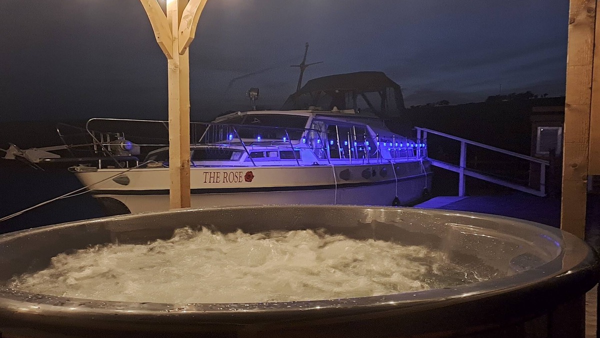 Mawr Boat Rental | The Rose 37ft Lakeside Yacht inc Hot Tub