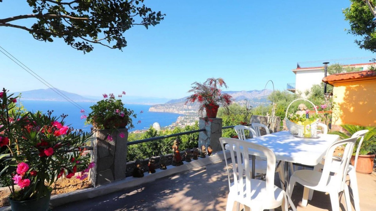 Priora House | The Rose of the South, breathtaking views of the Bay of Naples and Mount Vesuvius
