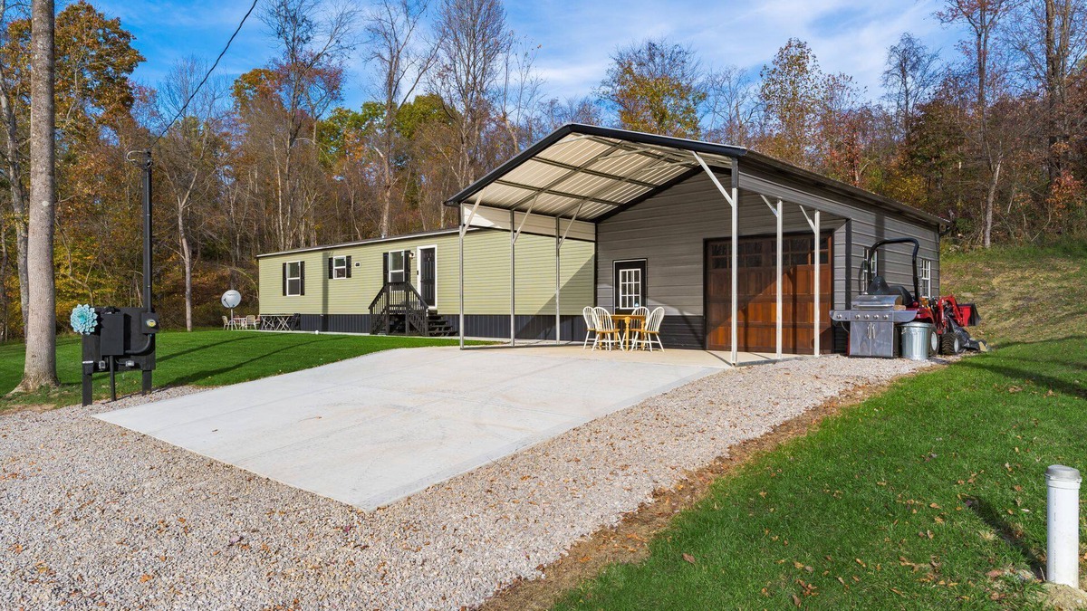 East Fultonham House | The Roseville Ridge Retreat