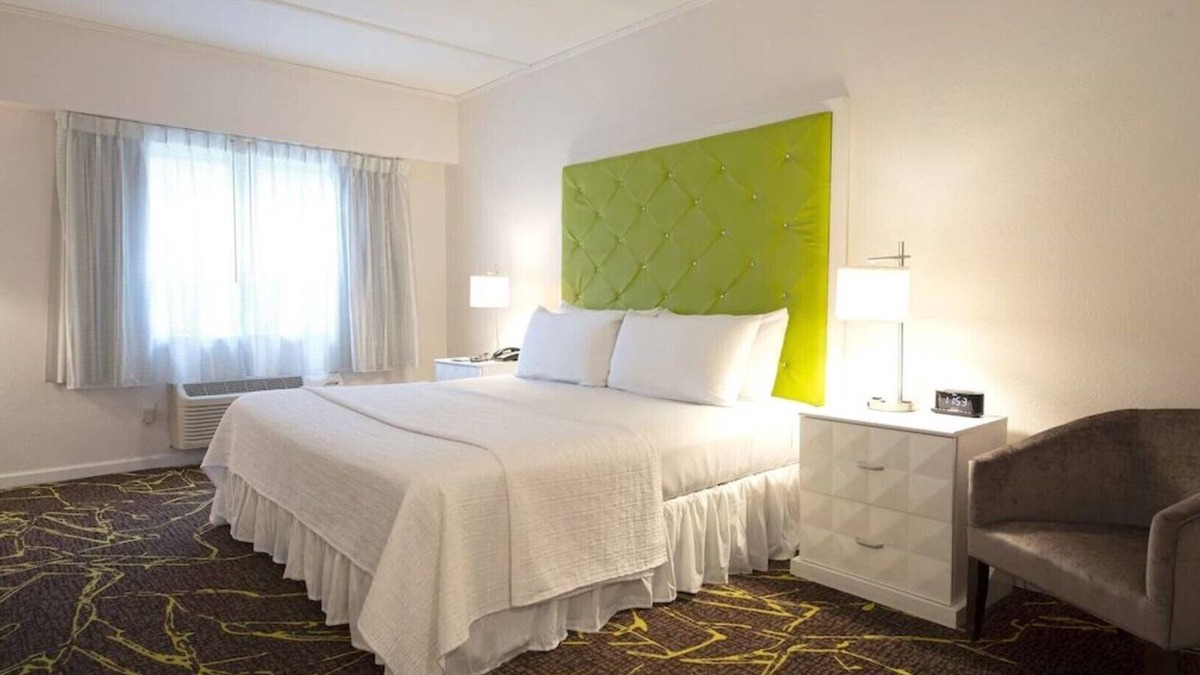 Roslyn Hotel | The Roslyn, Tapestry Collection by Hilton - One King Bed #4