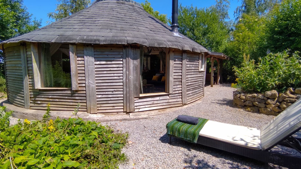 Radstock Cottage | THE ROUNDHOUSE, character holiday cottage in Stratton-On-The-Fosse