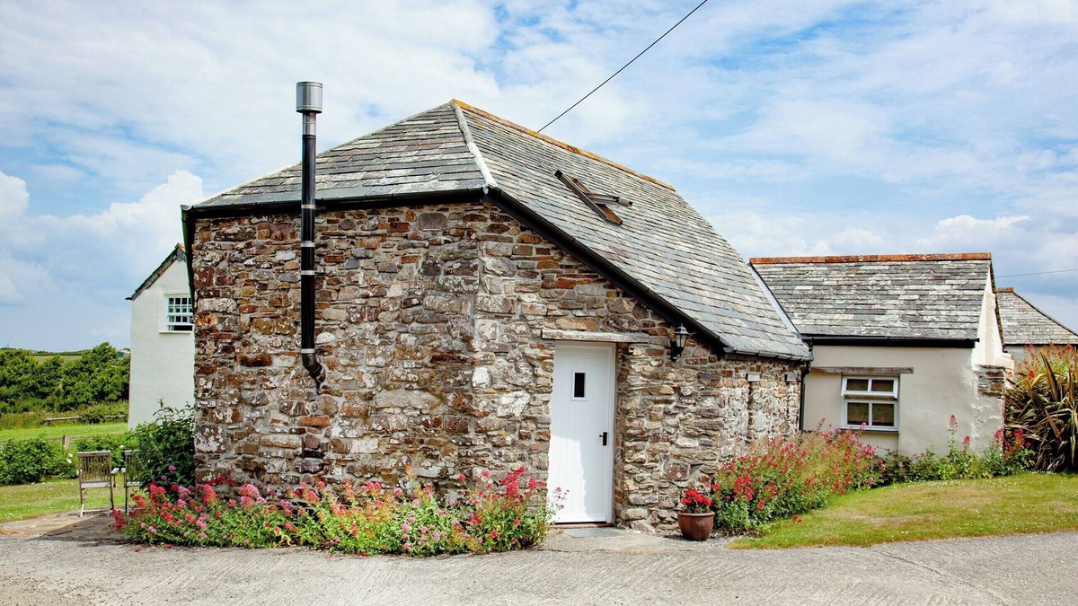 Saint Gennys Cottage | The Roundhouse - TBE
