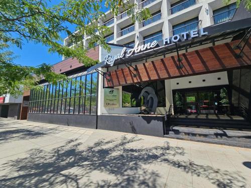 Kelowna Central Business District Hotel | The Royal Anne Hotel