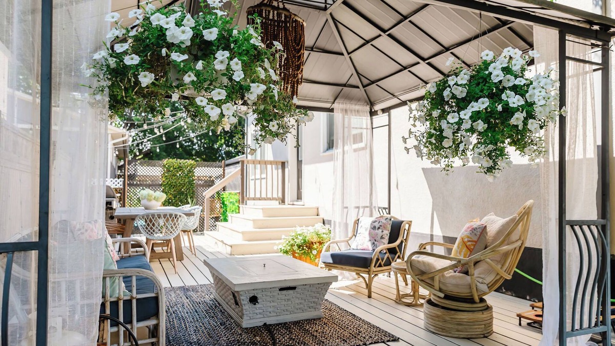 South Central House | The Royal Boheme Gorgeous Bungalow with a Backyard Deck