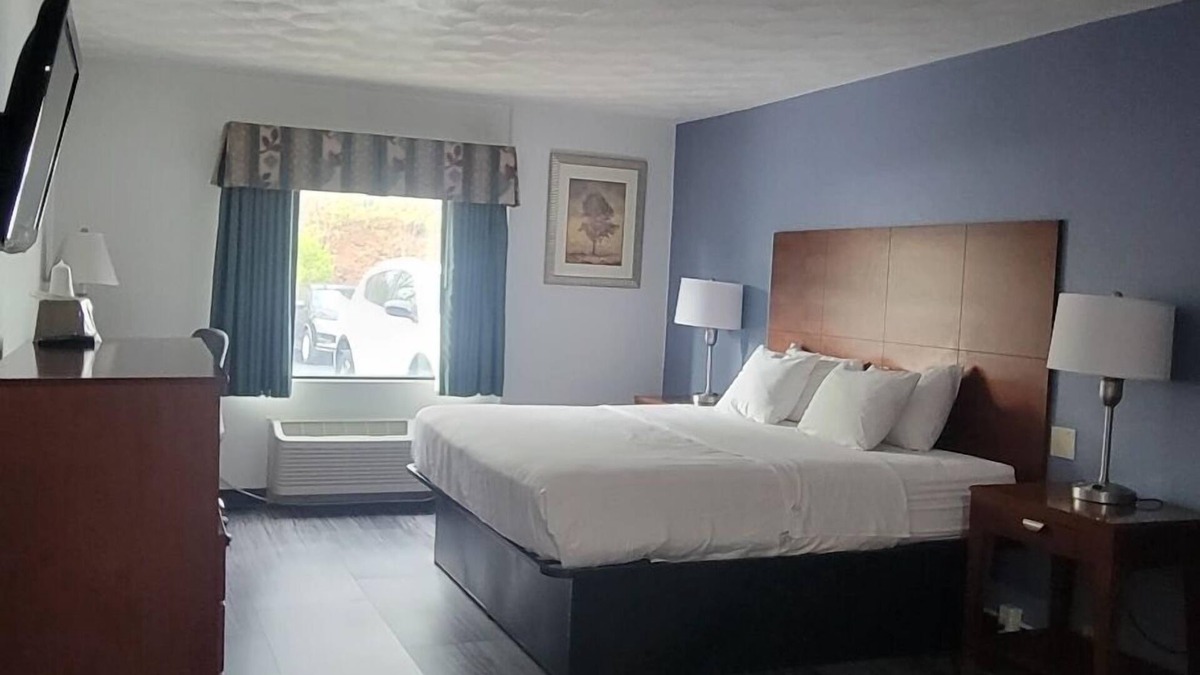 Akron Hotel | The Royal Inn & Suites