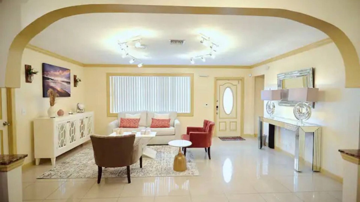 Lake Worth Corridor House | The Royal Oasis heated pool
