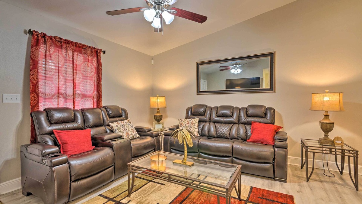 Pensacola Heights House | 'The Royal Retreat' ~ 10 Mi to Local Beaches!