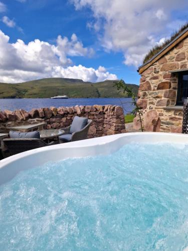 Ullapool House | The Ruin - Wood fired hot tub - Lochside - Dog friendly