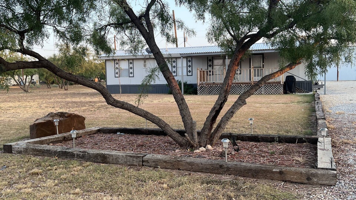 Voss House | The Runaway Place @ O.H. Ivie - 2 minutes from Elm Creek Marina and boat ramps.