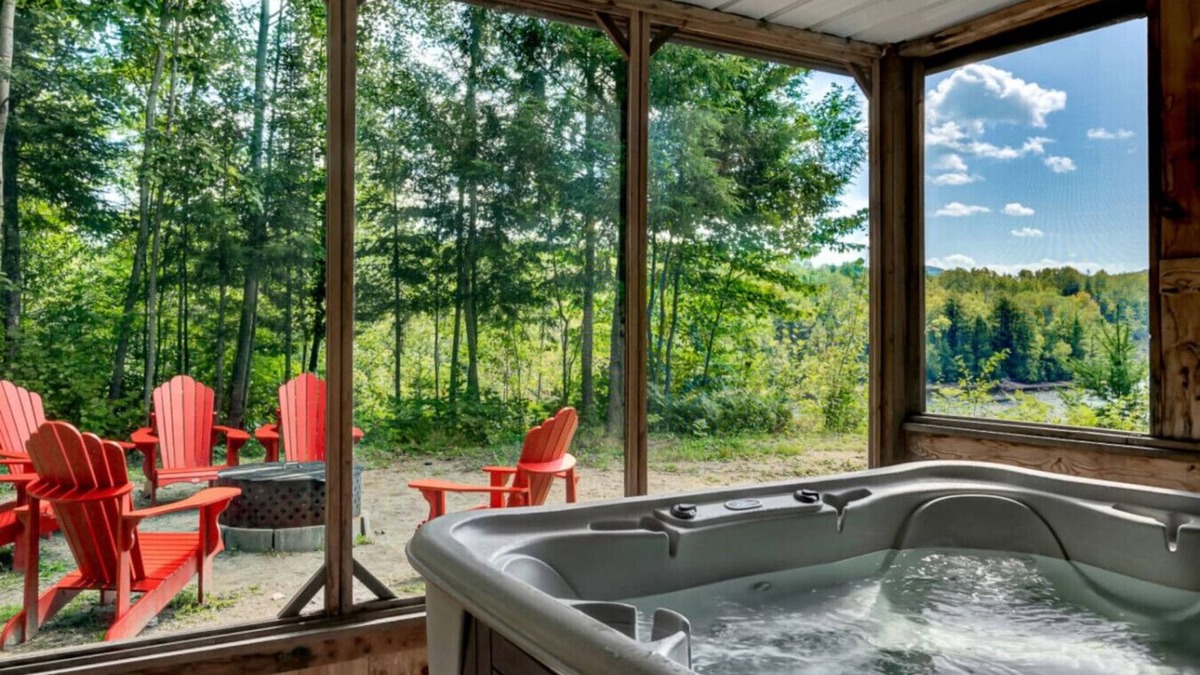 Notre-Dame-de-Pontmain Cabin | The Rustik Refuge a beautiful river view/spa chalet